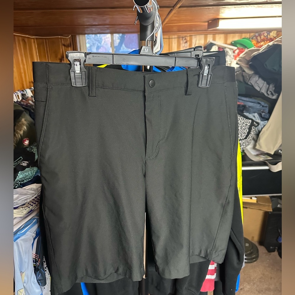 Men’s Greg Norman golf shorts